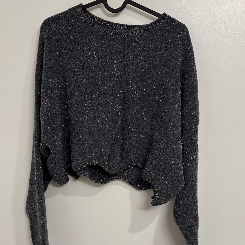 Cropped grey soft sweater with shiny threads and long sleeves
